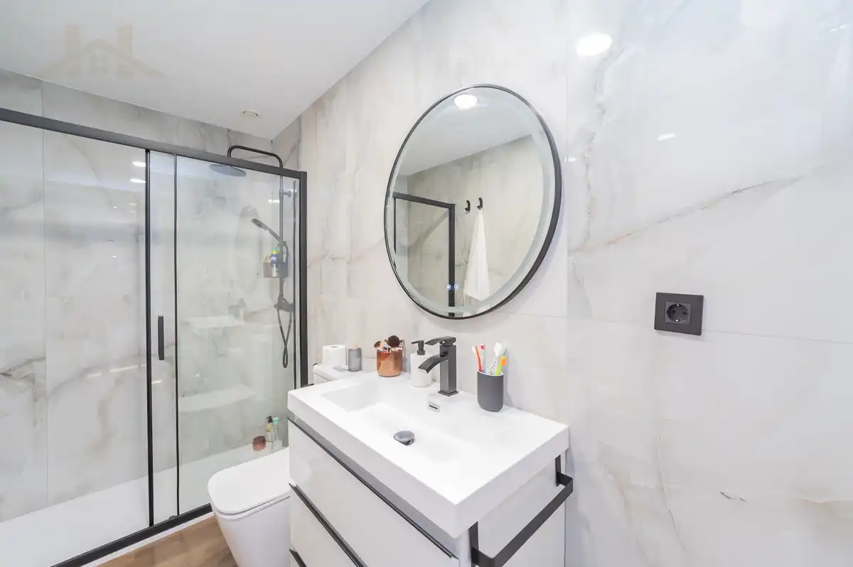 Bathroom of Commercial properties for sale in Brunete  with Air Conditioner and Furnished