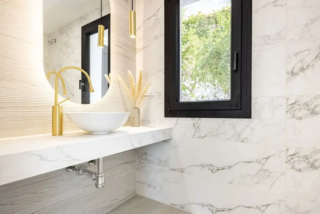 Baño de Casa o chalet en venta en Marbella con Aire acondicionado, Jardín privado y Terraza