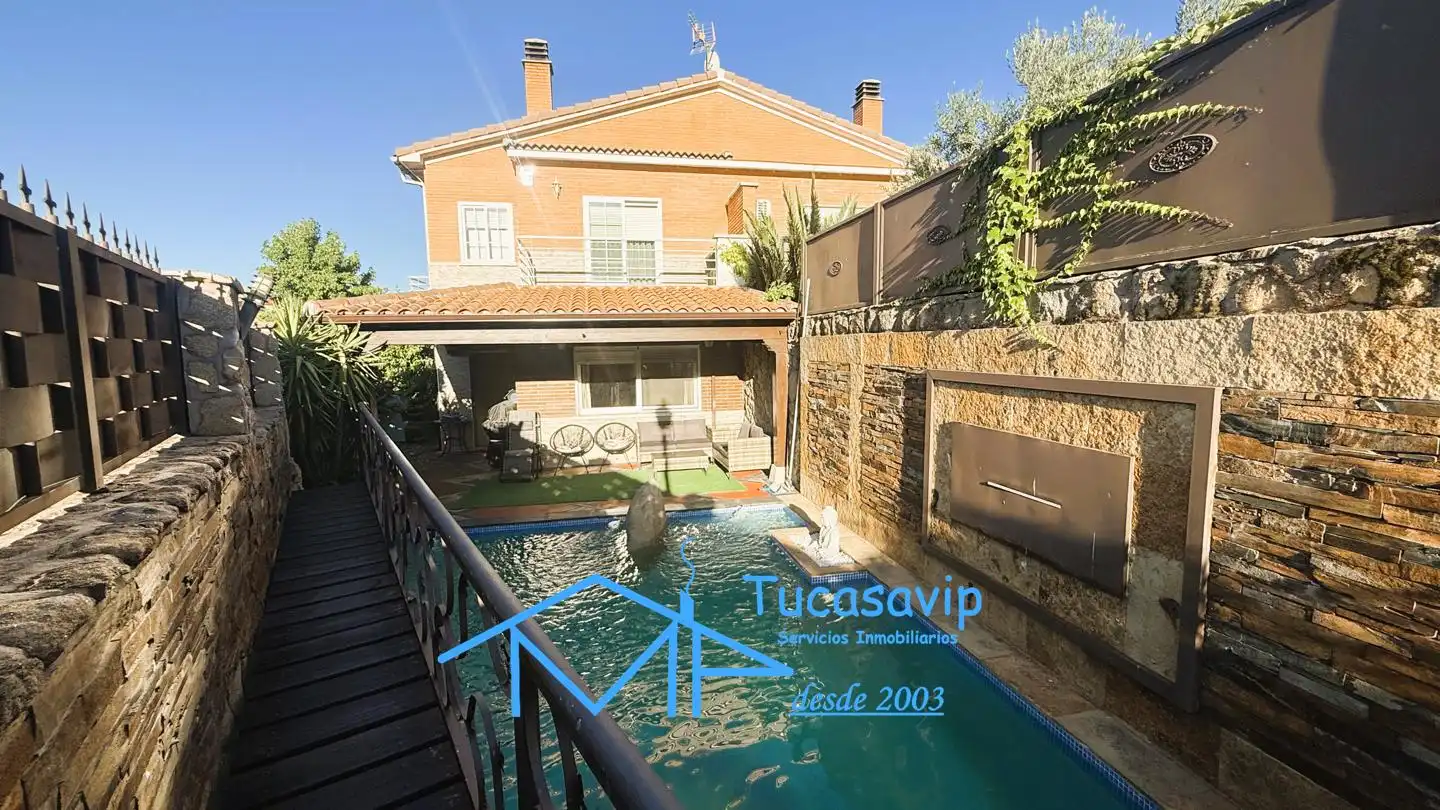 Piscina de Casa o xalet en venda en Cebreros amb Calefacció, Jardí privat i Terrassa