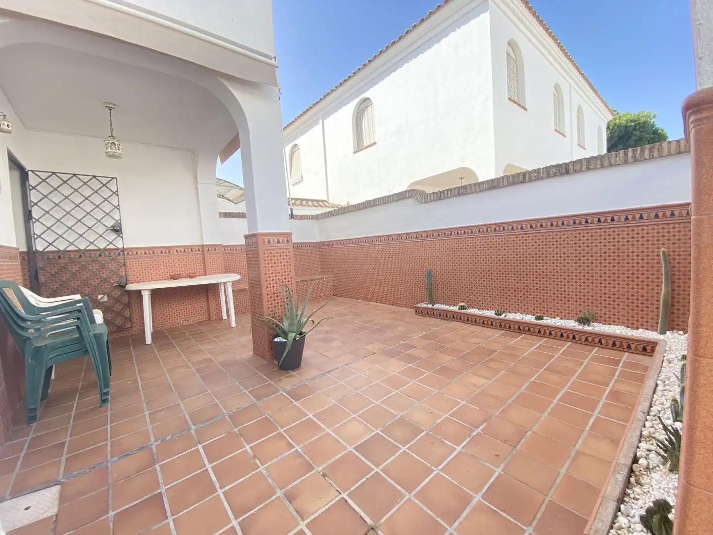 Terrasse von Einfamilien-Reihenhaus zum Verkauf in Islantilla mit Klimaanlage und Terrasse