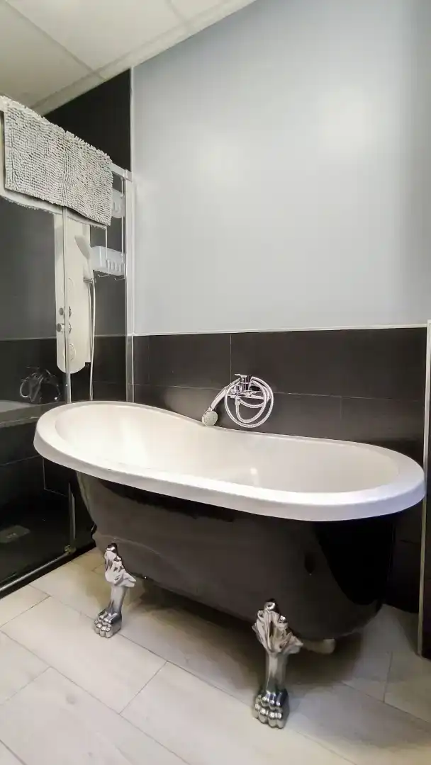Badezimmer von Dachboden zur Miete in Málaga mit Klimaanlage, Abstellraum und Möbliert