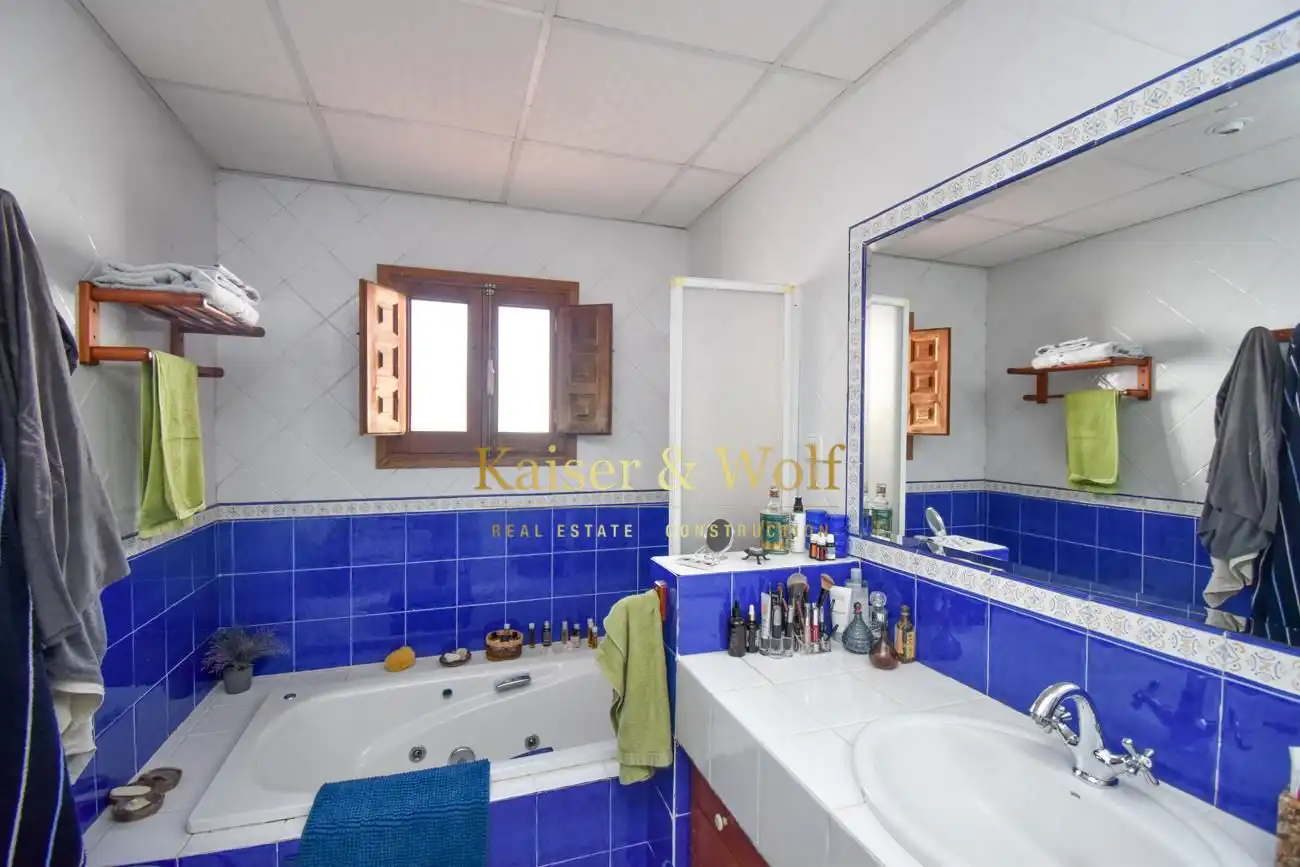 Badezimmer von Country house zum Verkauf in Elche / Elx mit Klimaanlage, Privatgarten und Terrasse
