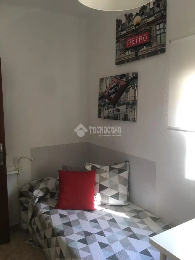Bedroom of Flat for sale in Sevilla  with Air Conditioner and Balcony