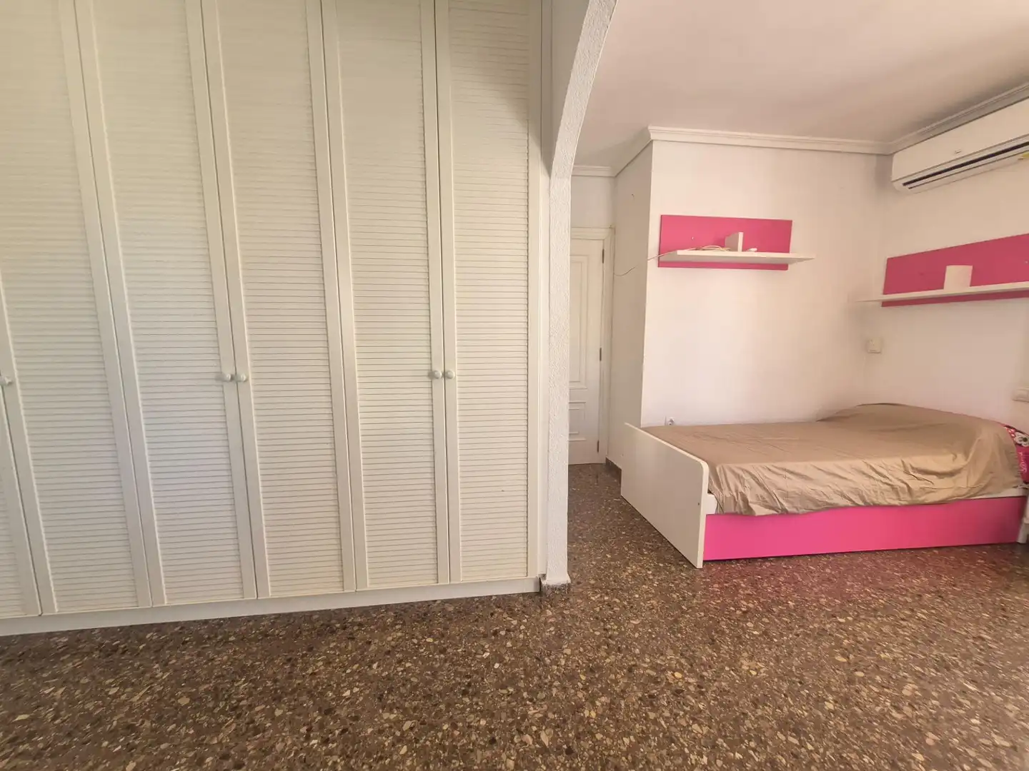 Habitación de Casa adosada de alquiler en Manises con Aire acondicionado, Terraza y Amueblado