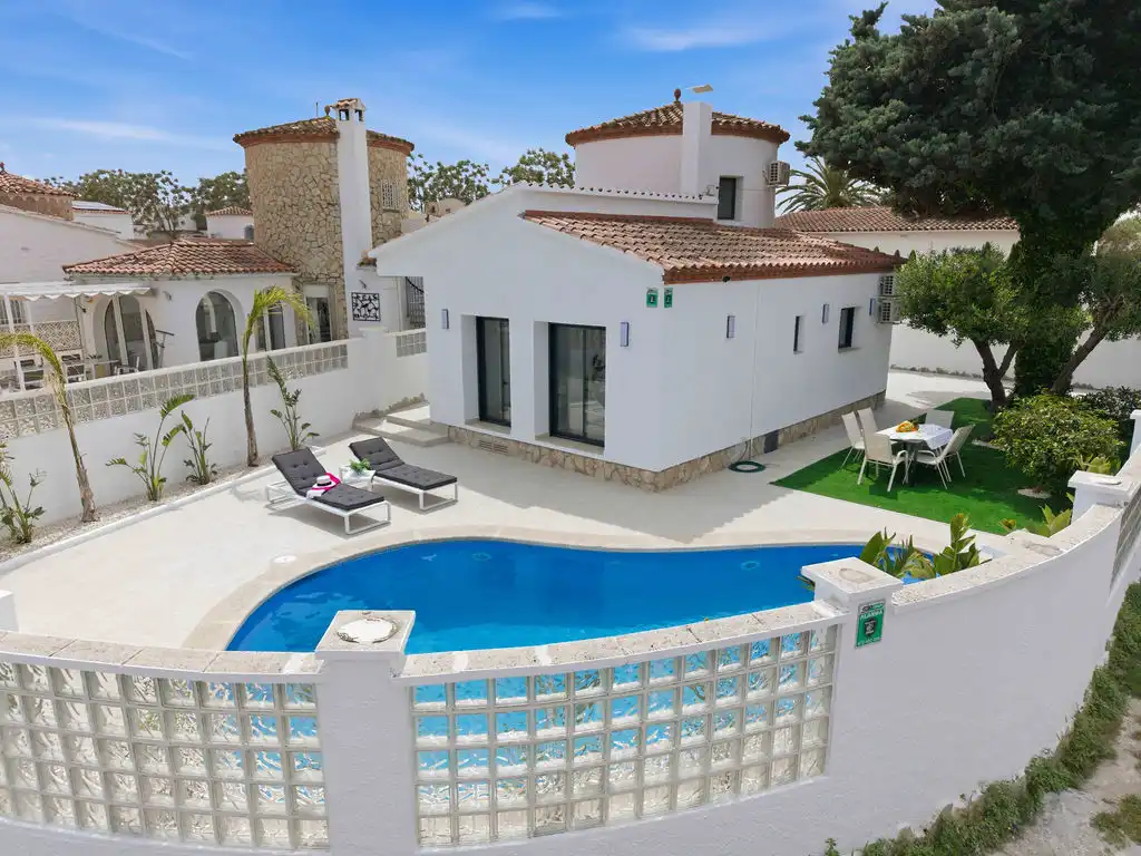 Casa con piscina en venta en Carrer Alberes, imagen 2