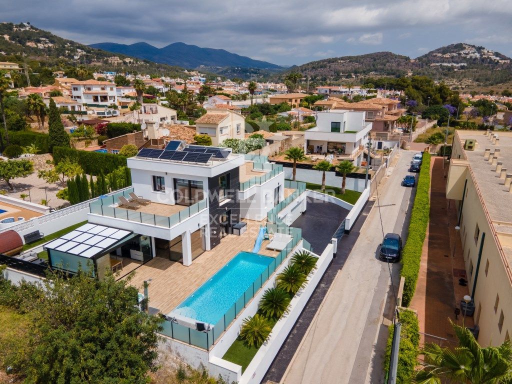 Vista exterior de Casa o xalet en venda en Calpe / Calp amb Aire condicionat, Terrassa i Piscina