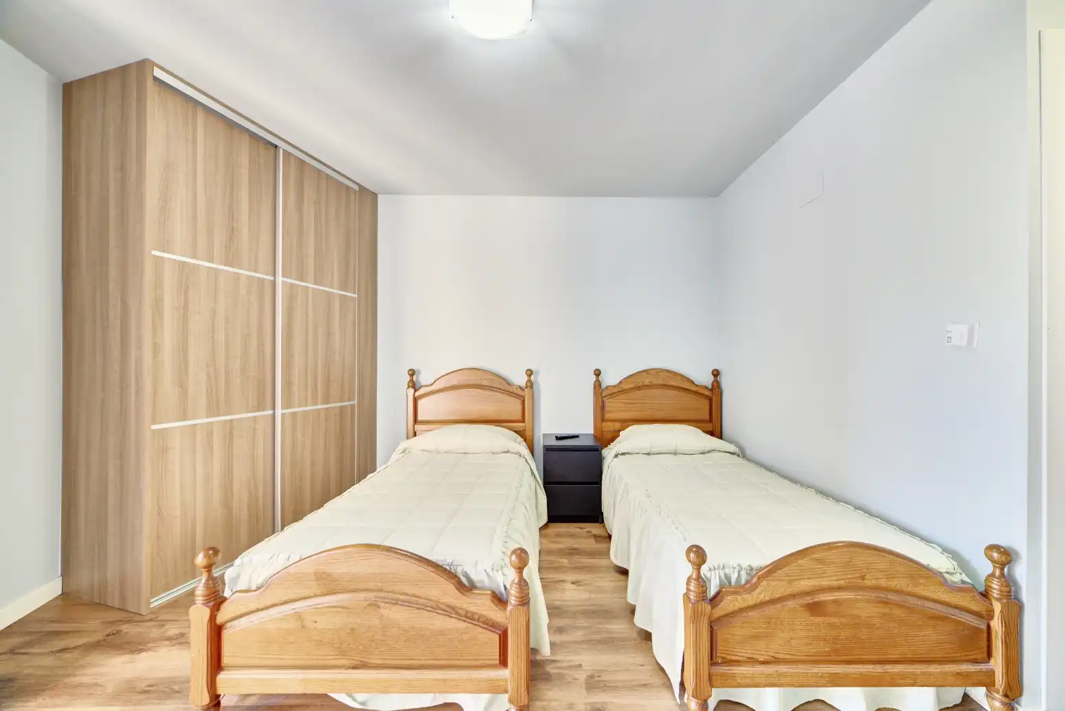 Schlafzimmer von Dachboden zum Verkauf in Undués de Lerda mit Heizung, Parkett und Terrasse