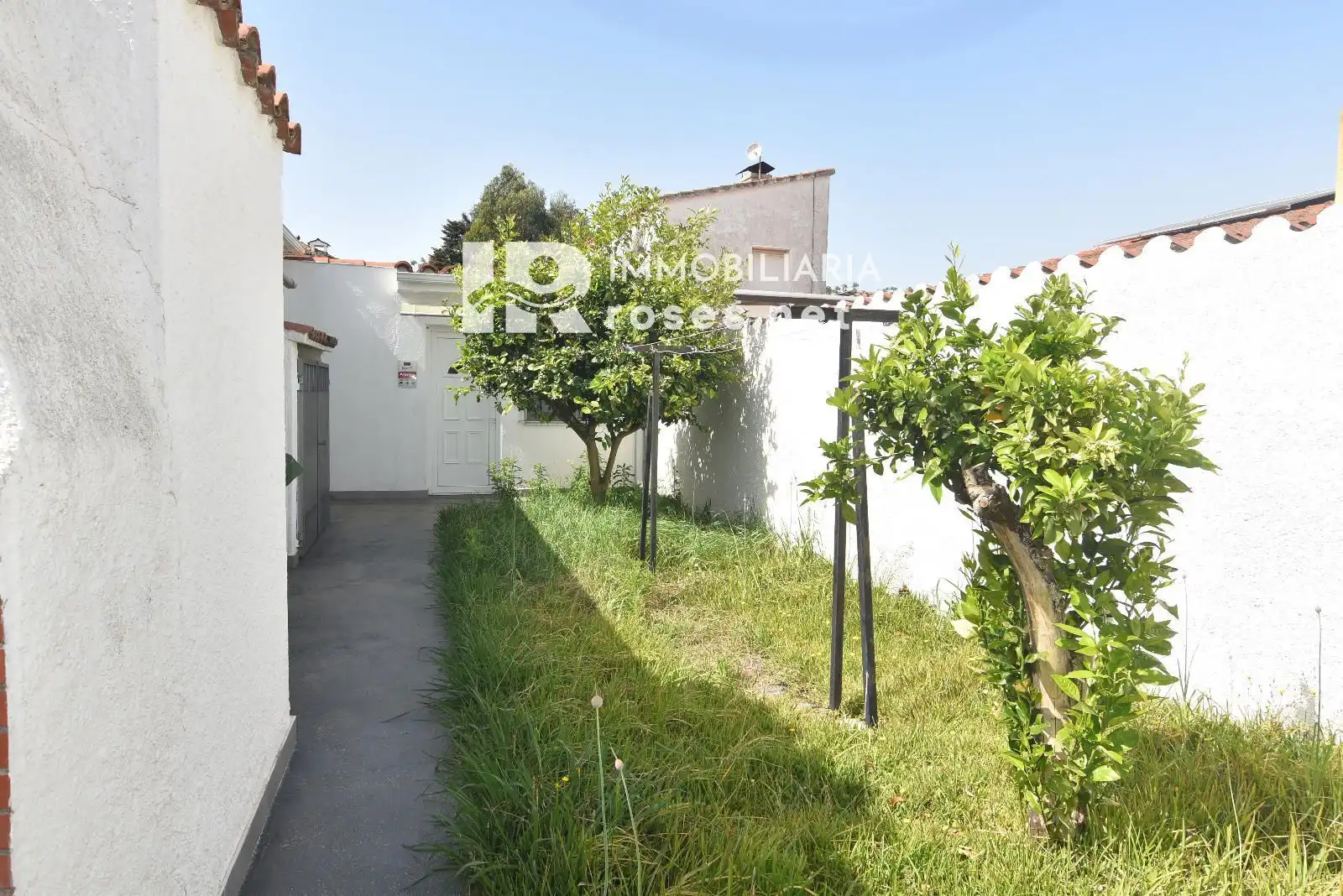 Exterior view of Houses for sale in Empuriabrava  with Air Conditioner