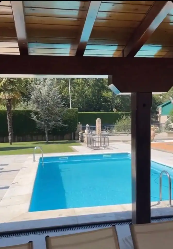Piscina de Casa o xalet en venda en Ponferrada amb Jardí privat i Moblat