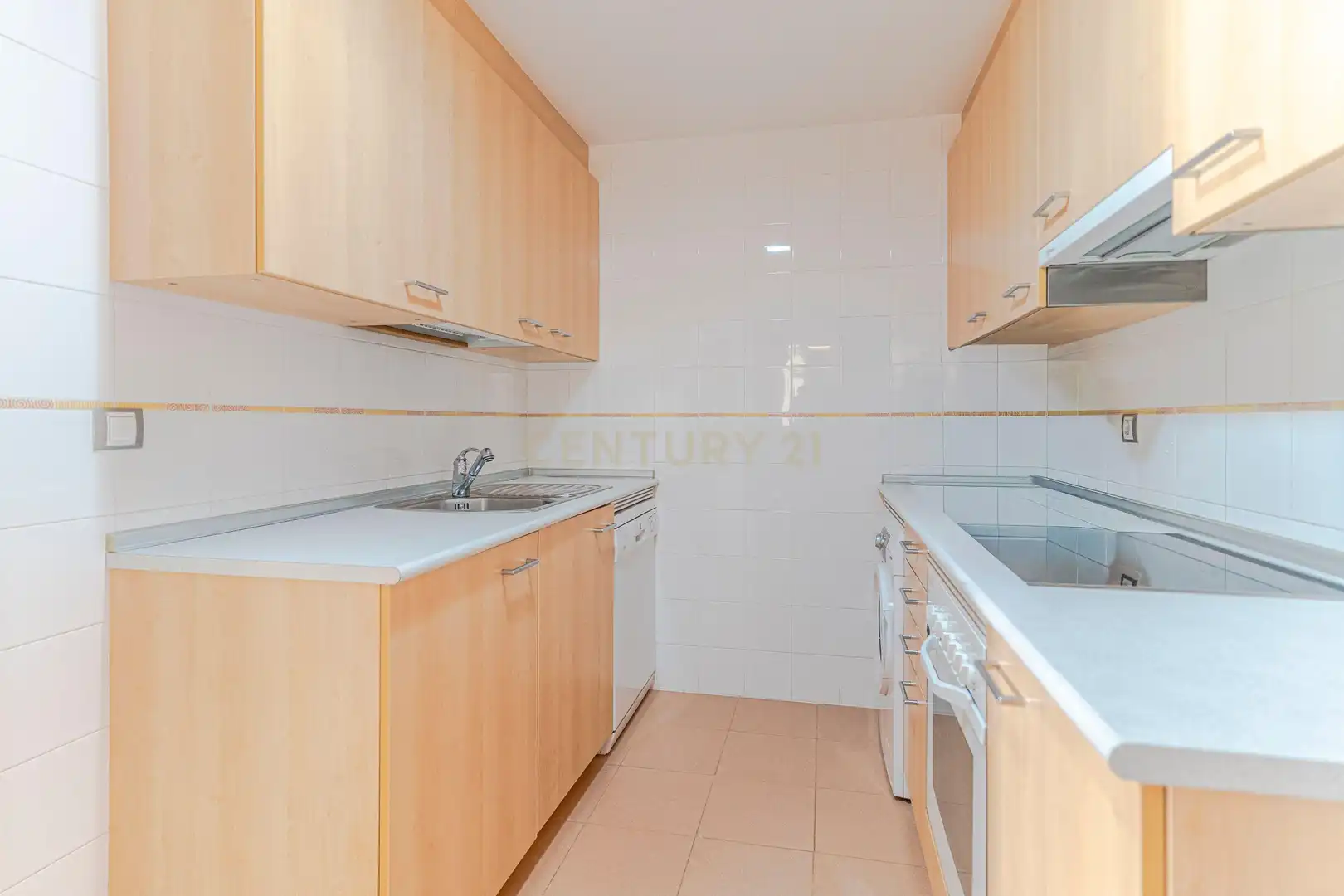 Küche von Wohnung zum Verkauf in Manilva mit Privatgarten, Abstellraum und Gemeinschaftspool