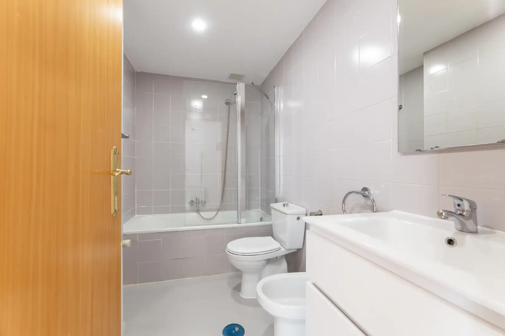 Baño de Piso en venta en Madrid con Calefacción, Trastero y Horno