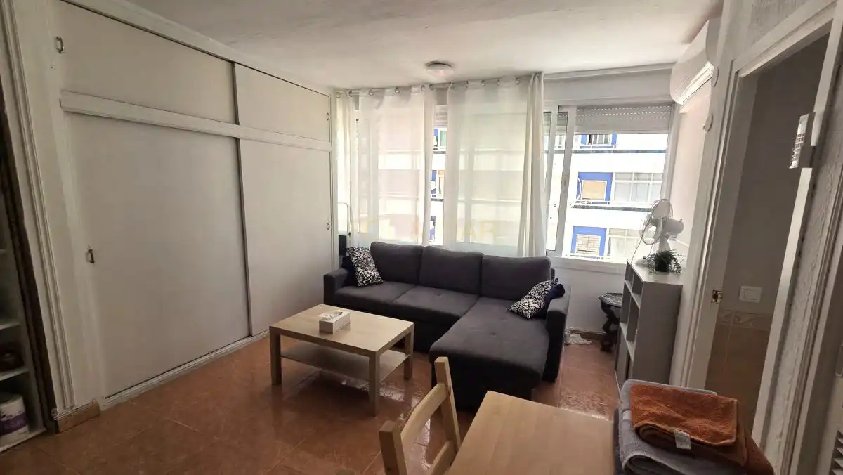 Sala d'estar de Apartament en venda en Torremolinos amb Aire condicionat, Calefacció i Moblat