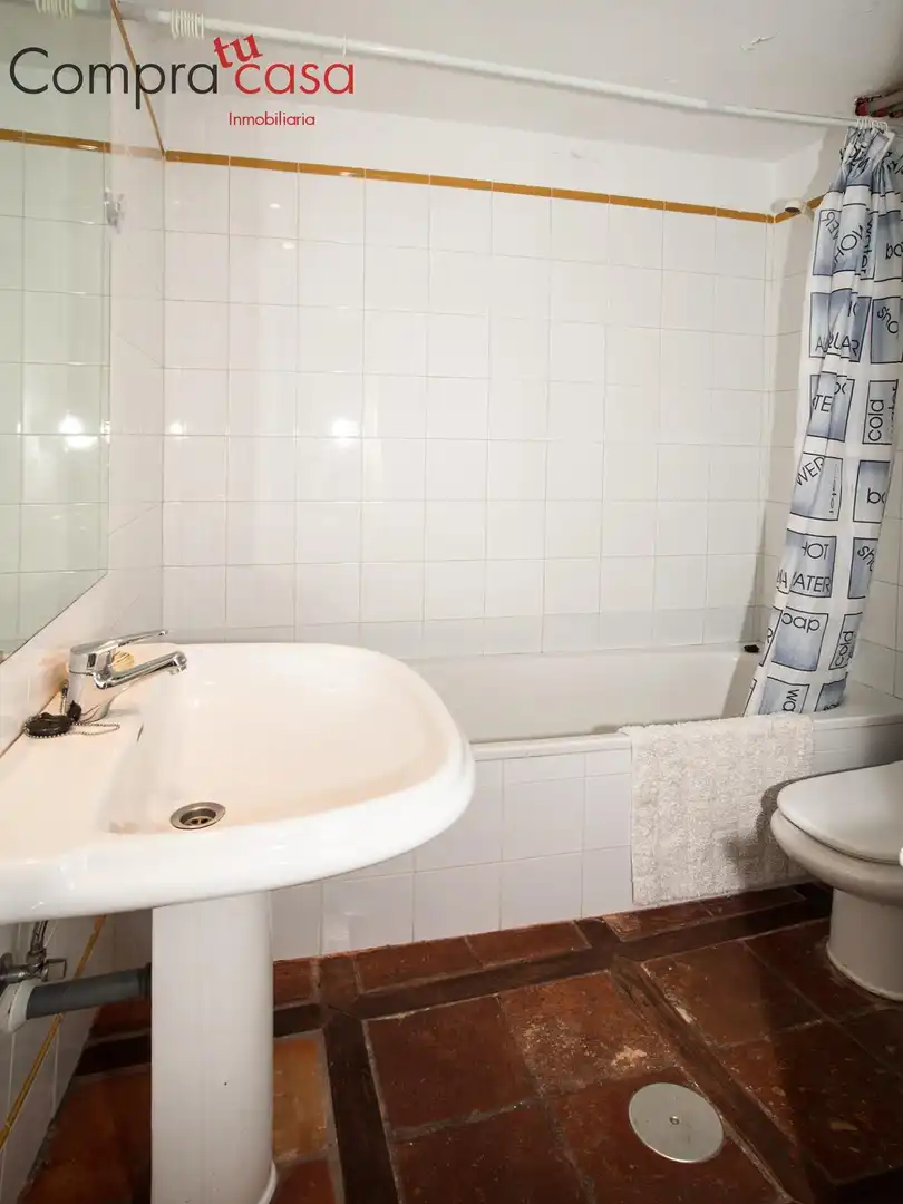 Bathroom of Houses for rent in Segovia  with Heating, Private garden and Storage room