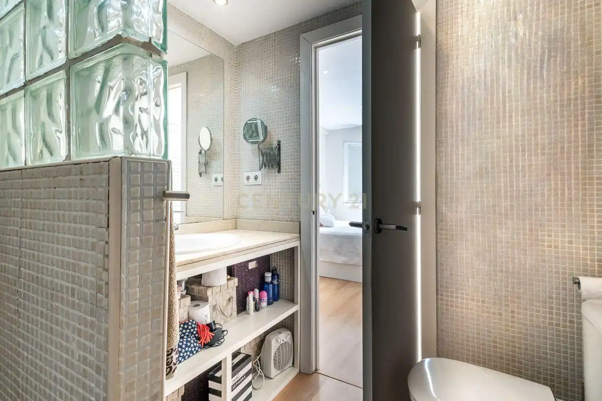 Badezimmer von Einfamilien-Reihenhaus zum Verkauf in Sant Joan Despí mit Klimaanlage und Balkon