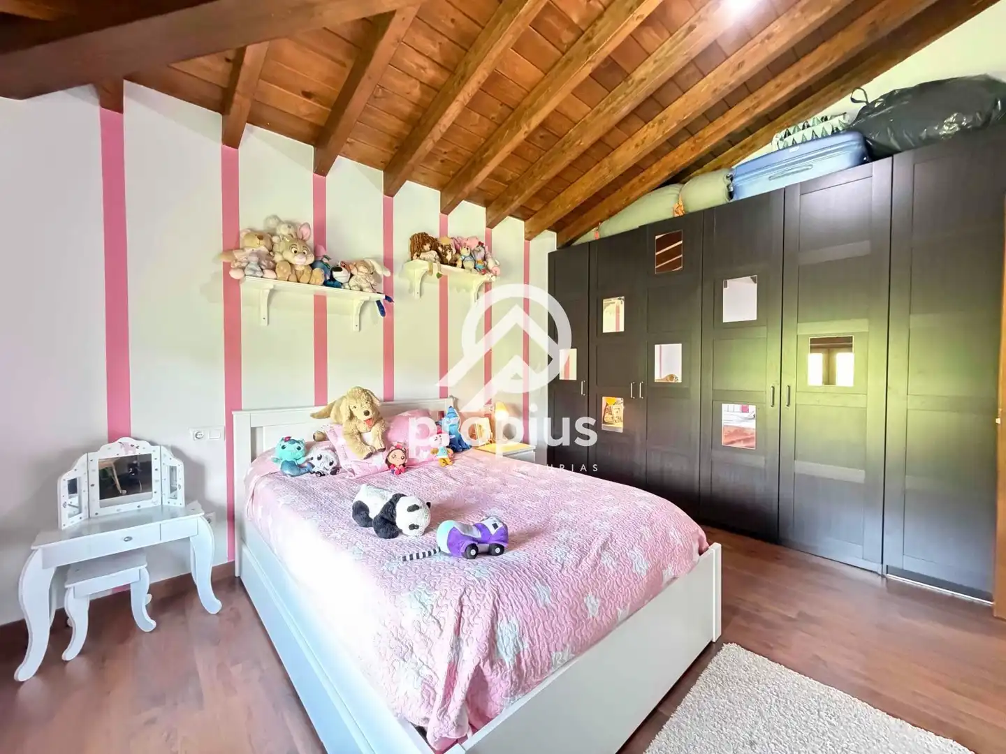 Dormitori de Casa o xalet en venda en Sariego amb Calefacció, Parquet i Traster