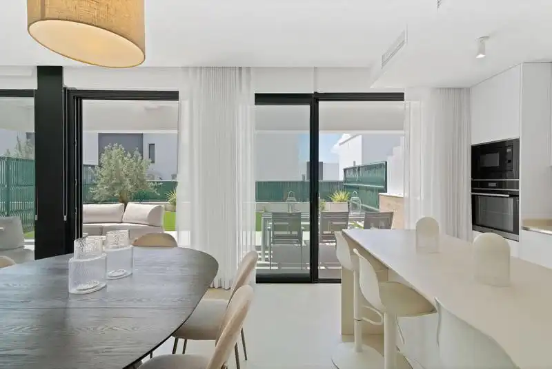 Comedor de Casa adosada de alquiler en Estepona con Aire acondicionado, Jardín privado y Terraza