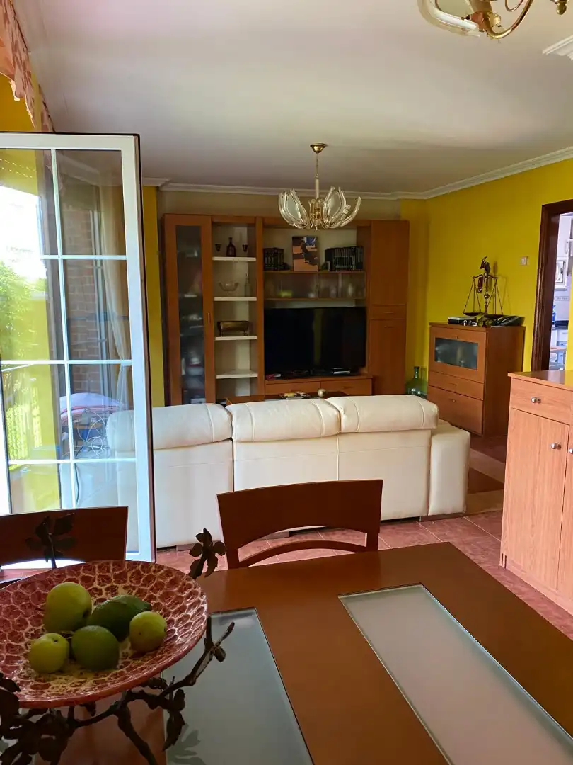 Wohnzimmer von Einfamilien-Reihenhaus zum Verkauf in Castro-Urdiales mit Heizung, Privatgarten und Parkett
