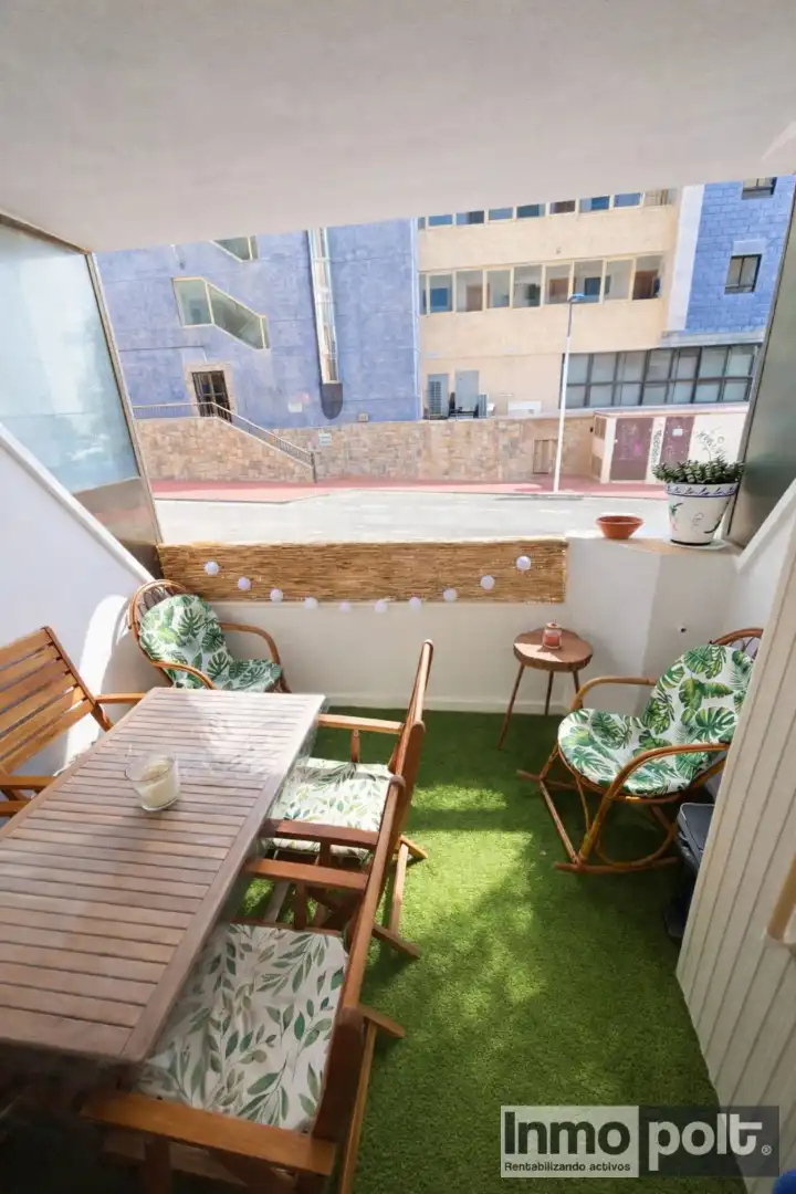 Terrassa de Apartament de lloguer en Torrevieja amb Jardí privat, Moblat i Forn