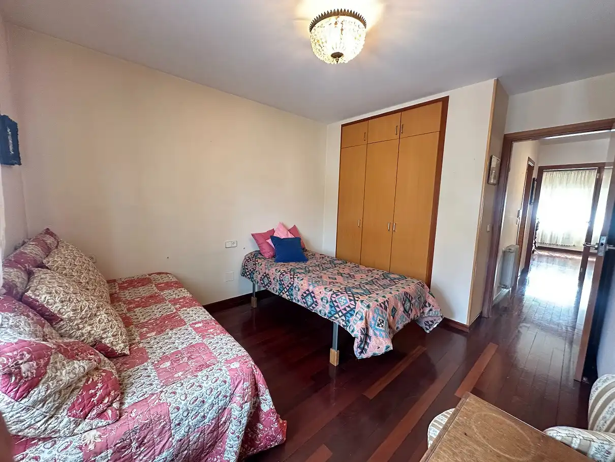 Habitación de Casa o chalet en venta en Santiago de Compostela  con Calefacción, Jardín privado y Parquet