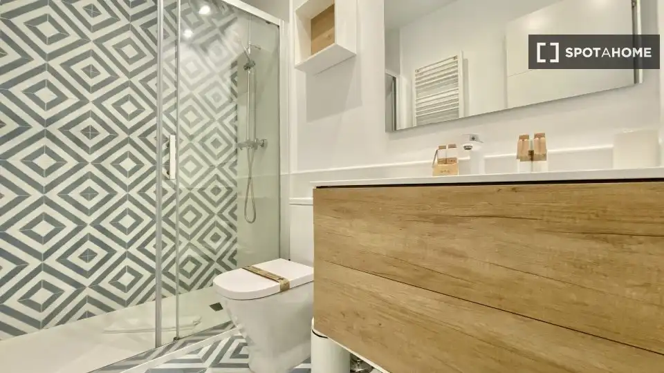Bany de Apartament per a compartir en Madrid amb Aire condicionat, Terrassa i Moblat