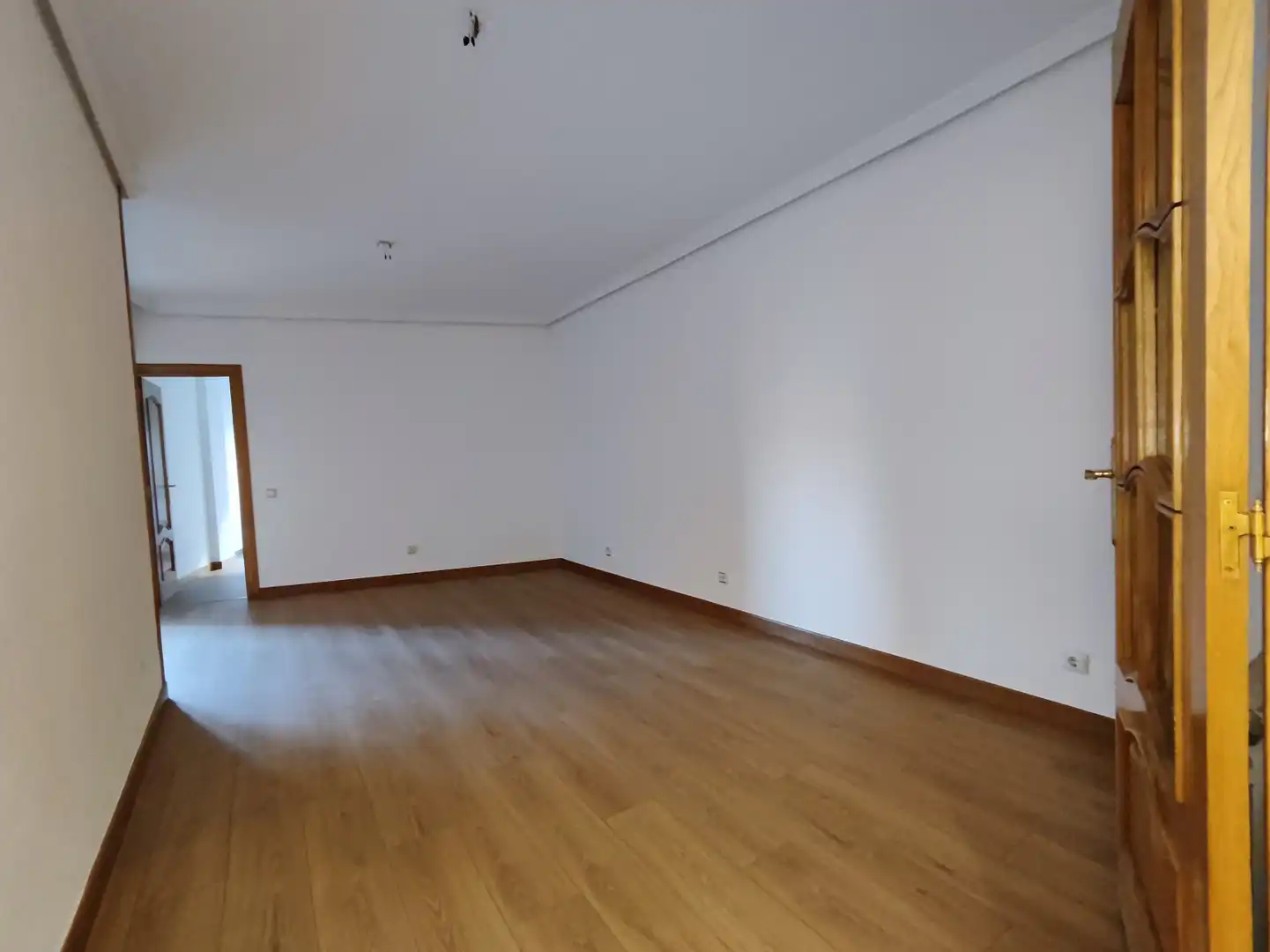 Sala d'estar de Pis en venda en  Logroño amb Calefacció, Parquet i Balcó