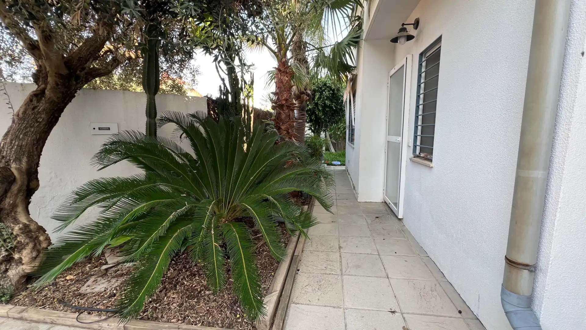 Vista exterior de Casa o xalet en venda en Espartinas amb Aire condicionat, Calefacció i Jardí privat