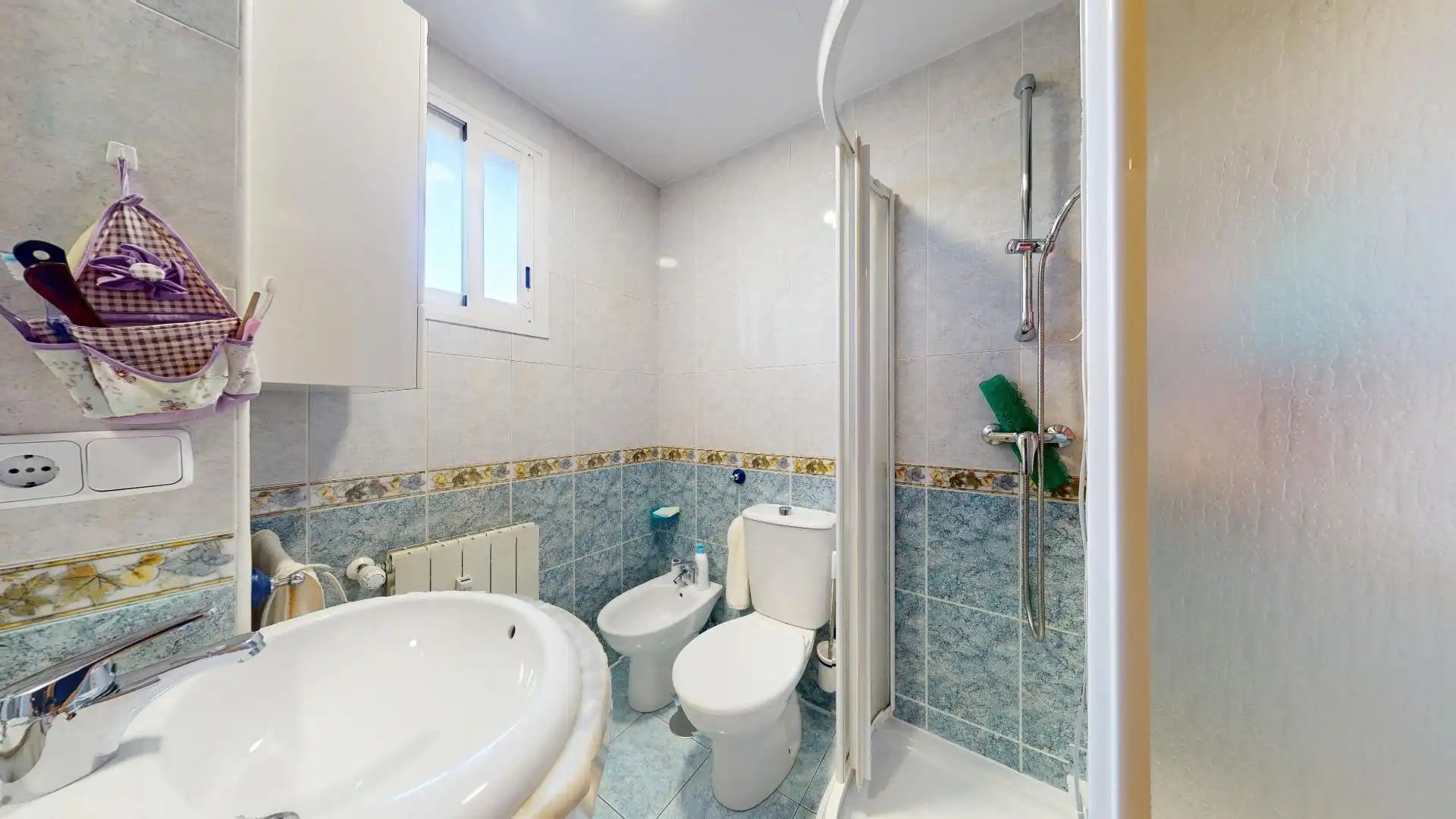 Bathroom of Flat for sale in Leganés  with Air Conditioner, Heating and Terrace