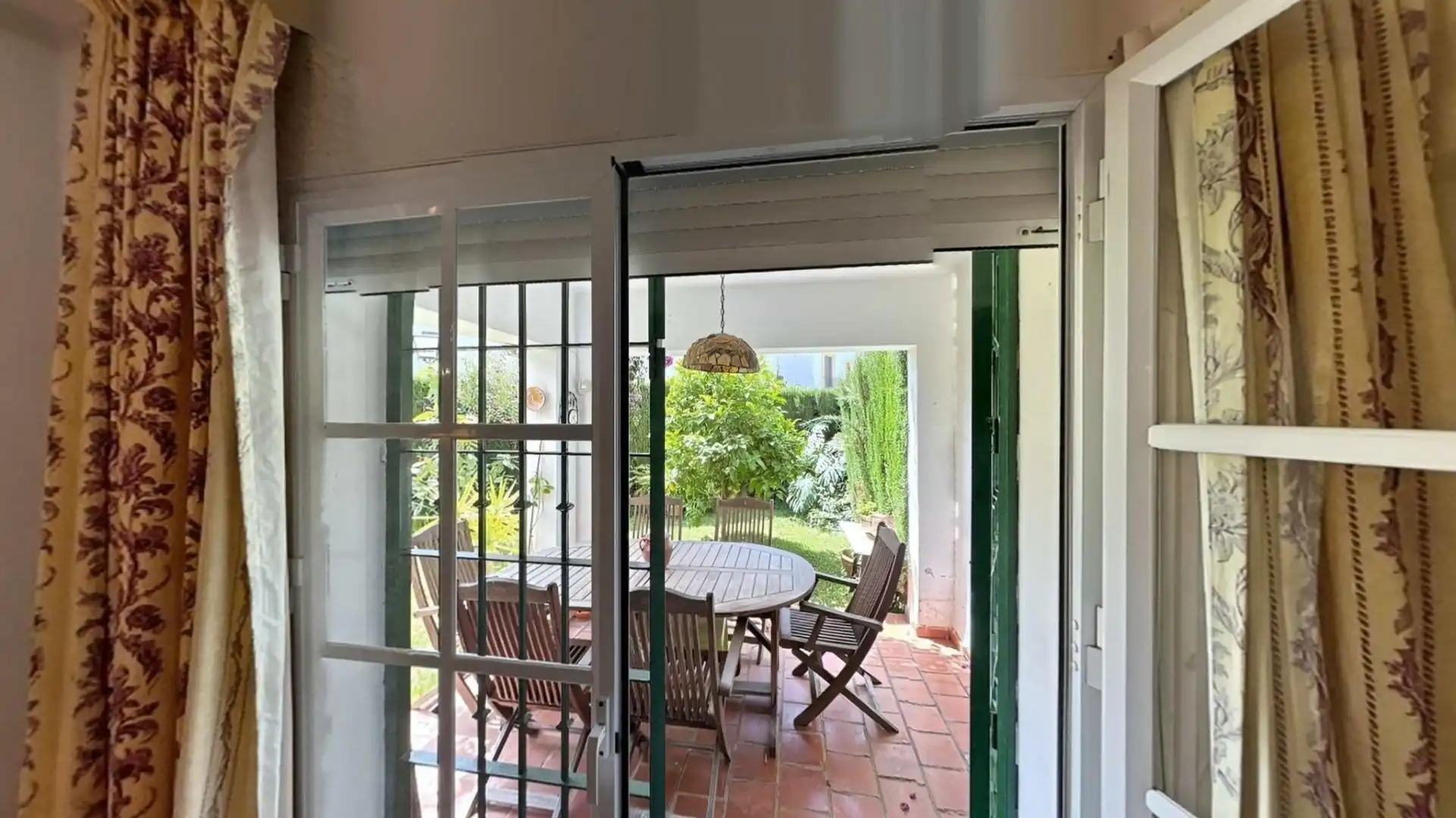 Garten von Einfamilien-Reihenhaus zum Verkauf in Estepona mit Heizung, Privatgarten und Terrasse