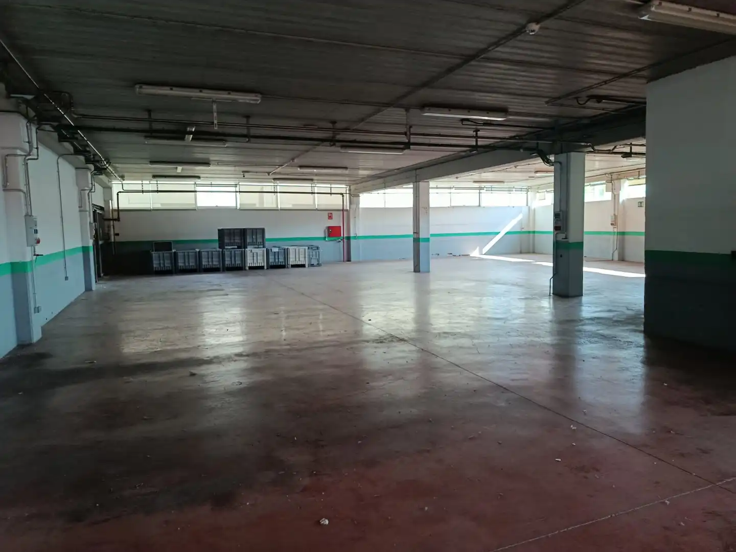 Parkplatz von Fabrikhallen zum Verkauf in El Vendrell