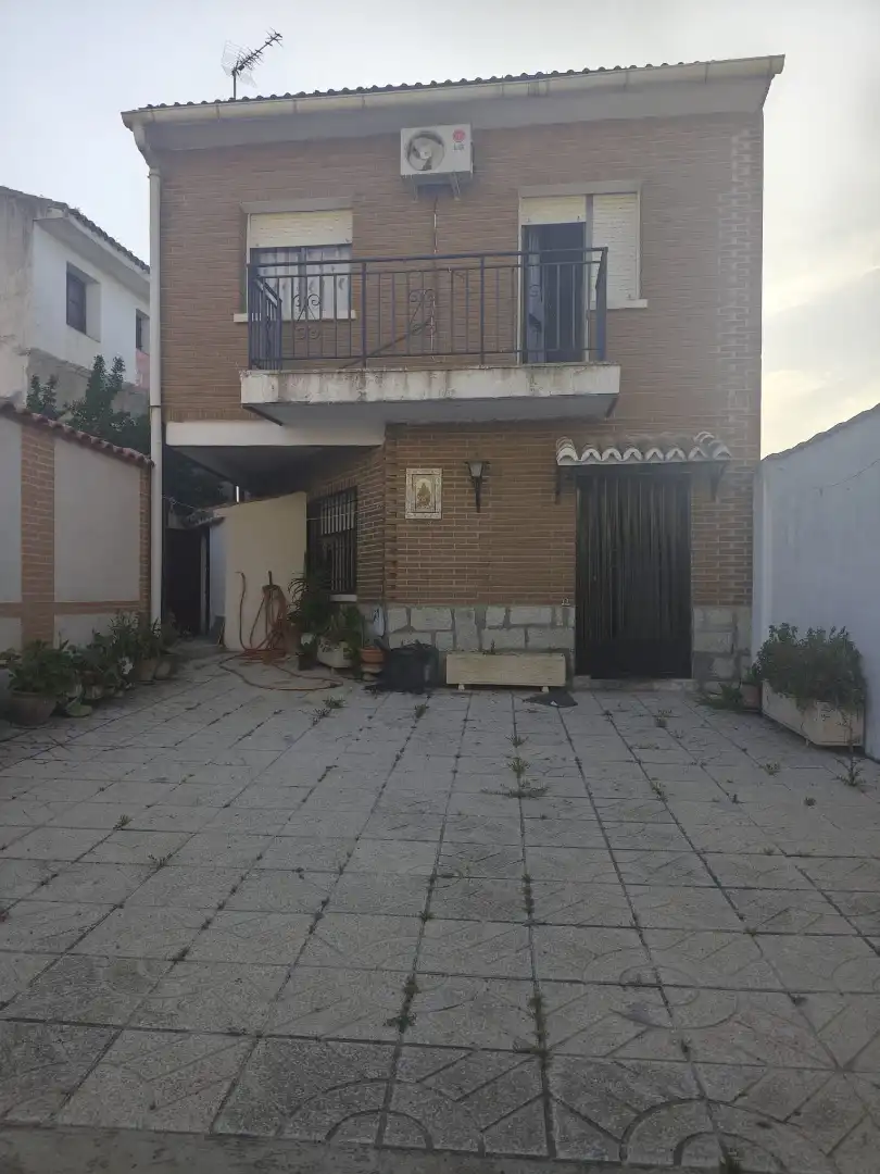 Vista exterior de Casa adosada en venta en Casarrubios del Monte con Calefacción, Jardín privado y Terraza
