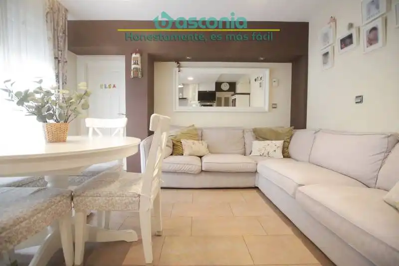 Sala d'estar de Pis en venda en Basauri  amb Calefacció i Moblat
