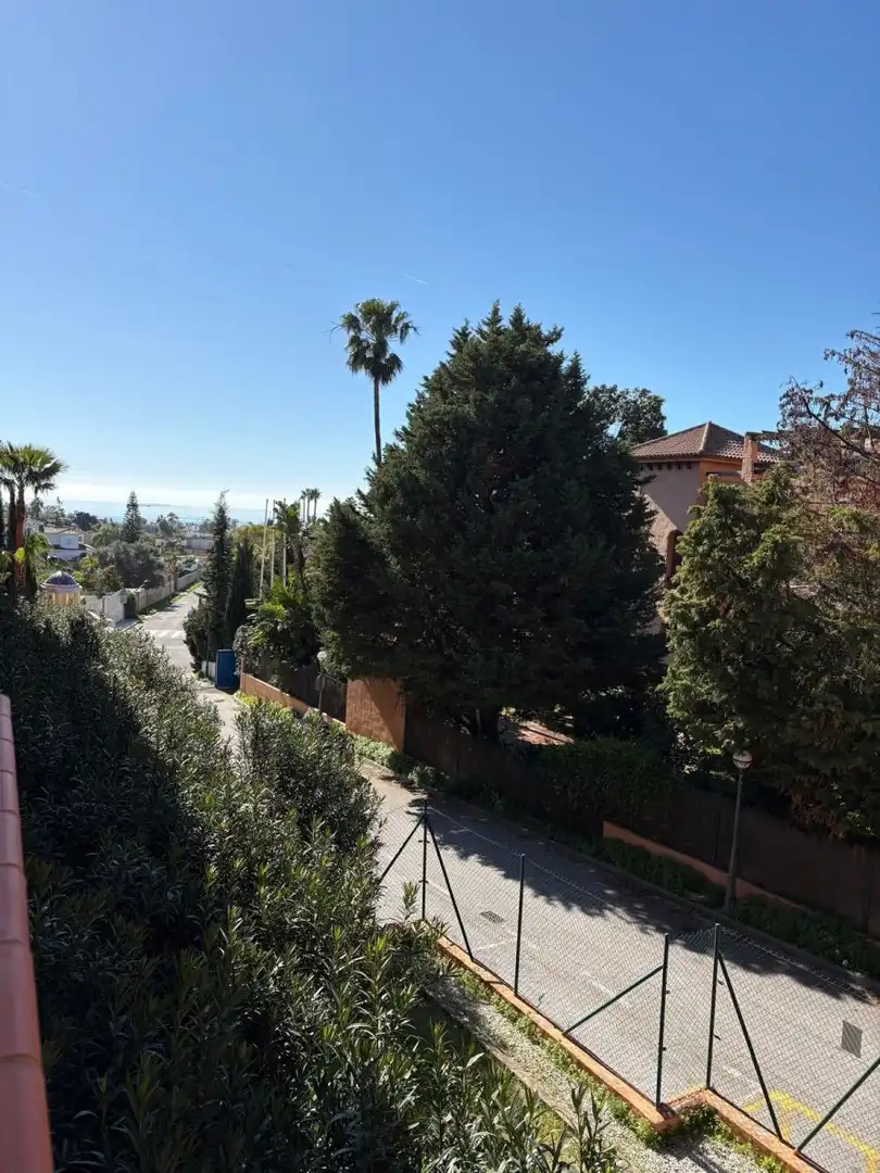 Vista exterior de Apartament en venda en Benahavís amb Jardí privat, Alarma i Piscina comunitària