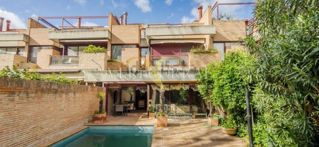 Exterior view of Single-family semi-detached for sale in  Madrid Capital  with Air Conditioner, Heating and Private garden
