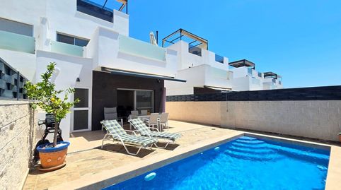 Villa en excelente estado con piscina privada.
