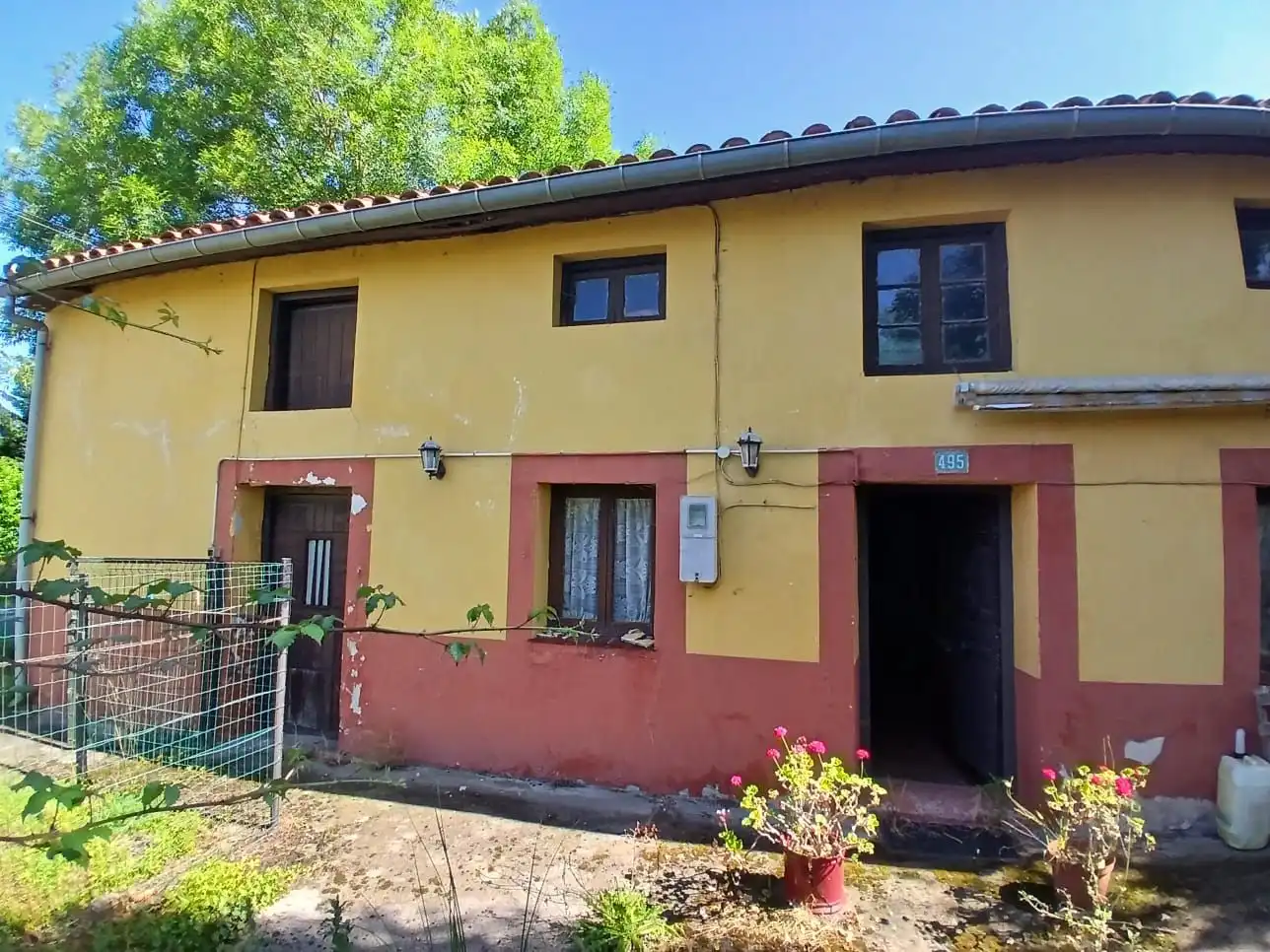 Vista exterior de Casa o xalet en venda en Torrelavega  amb Traster
