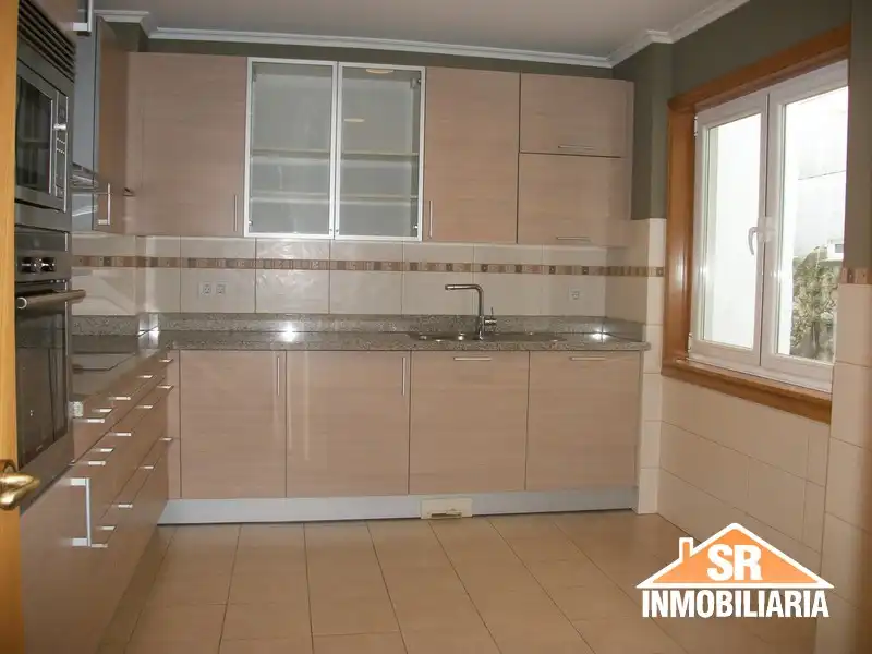 Cuina de Pis de lloguer en A Coruña Capital  amb Calefacció, Parquet i Forn