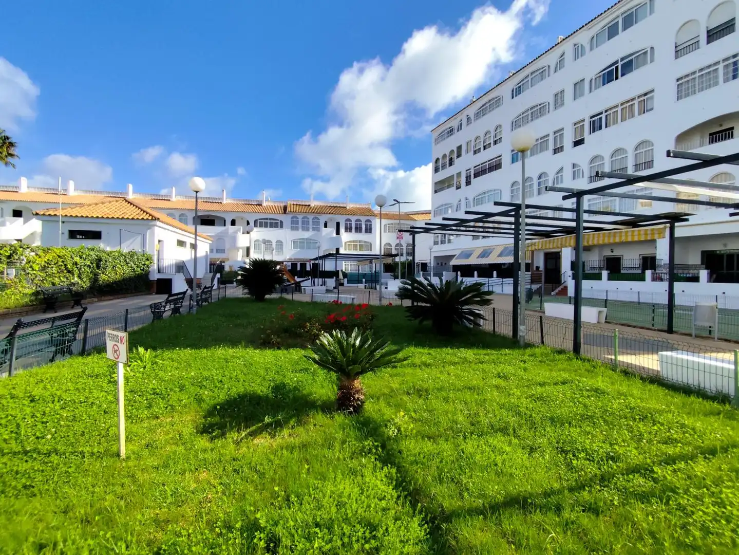 Vista exterior de Piso en venta en El Portil con Calefacción, Terraza y Piscina