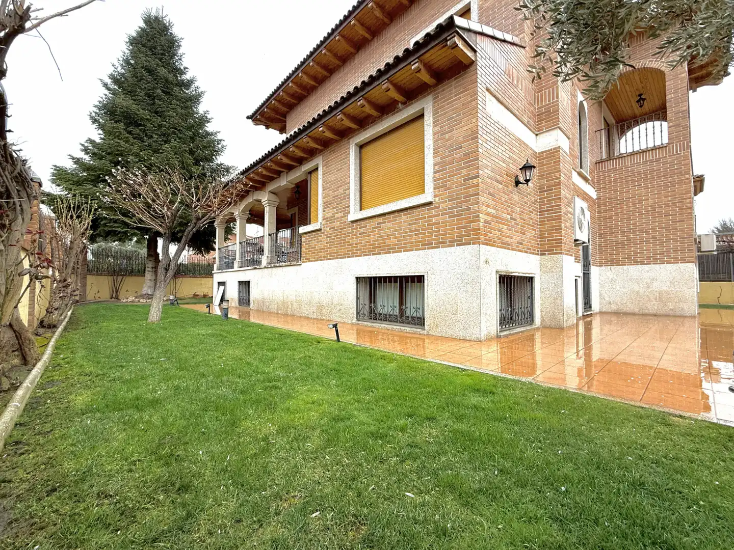 Vista exterior de Casa o xalet en venda en Alcalá de Henares amb Aire condicionat, Calefacció i Jardí privat