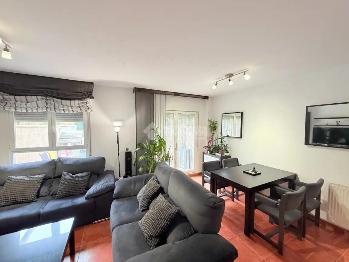 Sala de estar de Casa adosada en venta en Hontanares de Eresma con Calefacción