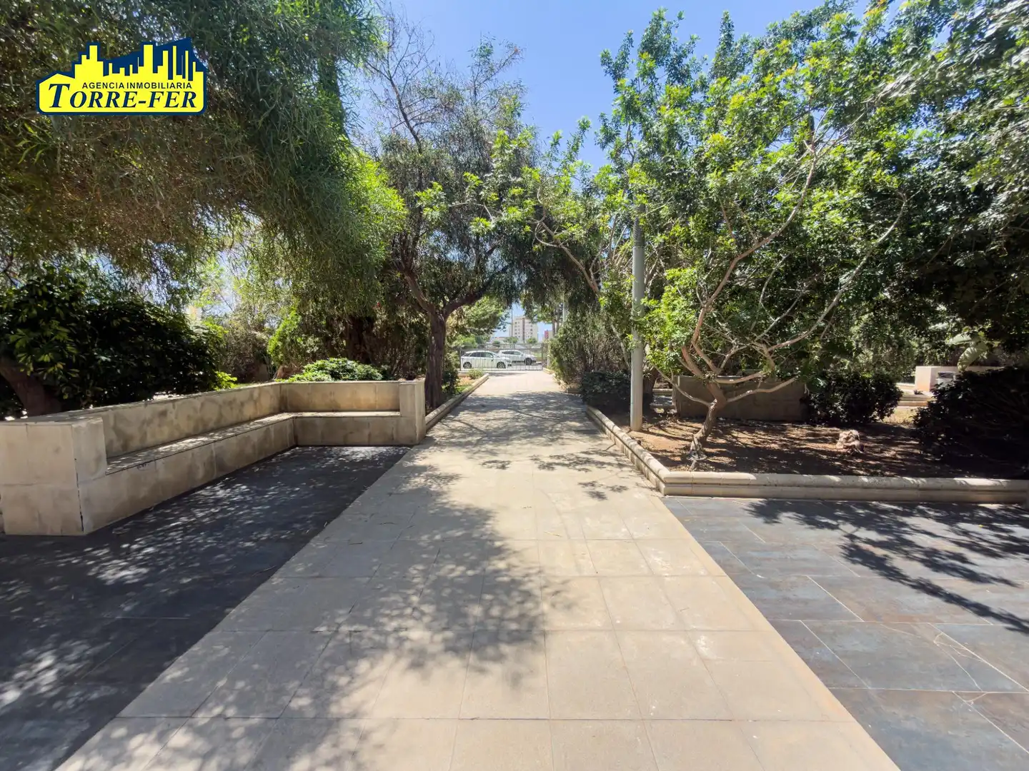 Vista exterior de Pis en venda en Almería amb Aire condicionat, Jardí privat i Parquet