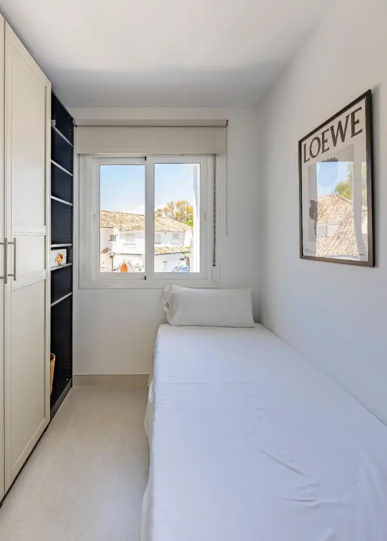 Habitación de Casa adosada de alquiler en Marbella con Aire acondicionado, Jardín privado y Trastero