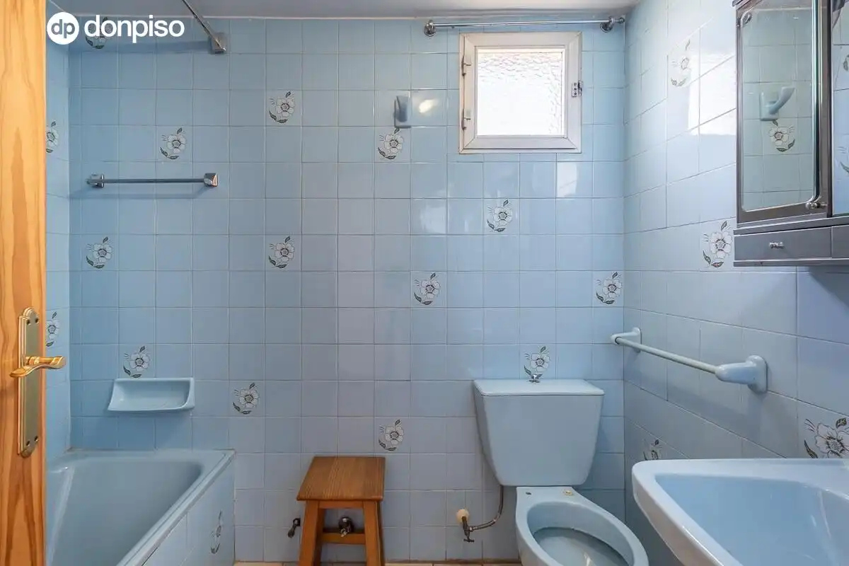 Bathroom of Flat for sale in Granada  with Air Conditioner and Heating