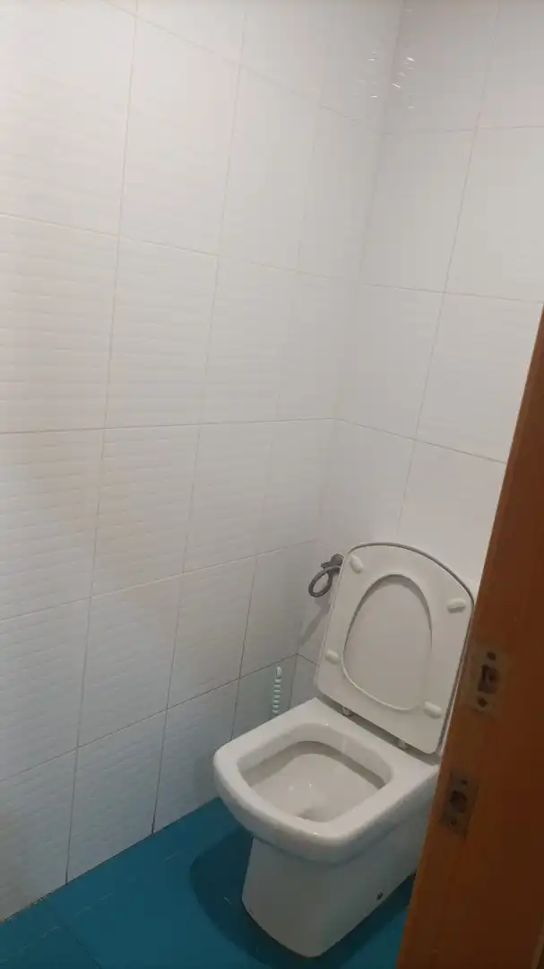 Badezimmer von Geschaftsraum zum Verkauf in Sueca mit Klimaanlage, Heizung und Terrasse