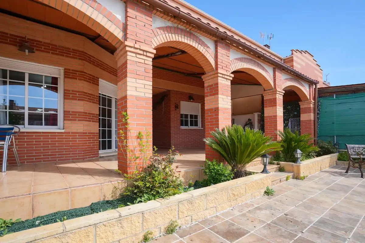 Vista exterior de Casa adosada en venda en Meco amb Aire condicionat, Calefacció i Jardí privat