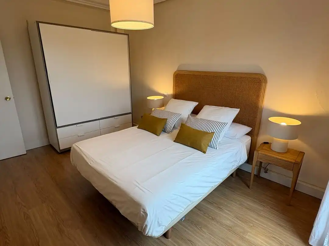 Schlafzimmer von Wohnung zur Miete in Donostia - San Sebastián  mit Heizung, Terrasse und Ofen