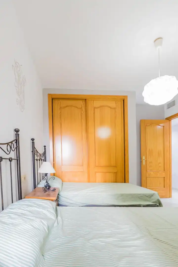 Dormitori de Casa adosada en venda en Fuengirola amb Aire condicionat i Terrassa