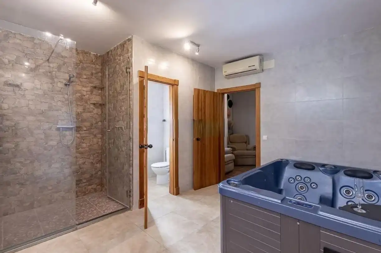Badezimmer von Country house zum Verkauf in Atarfe mit Klimaanlage, Heizung und Privatgarten