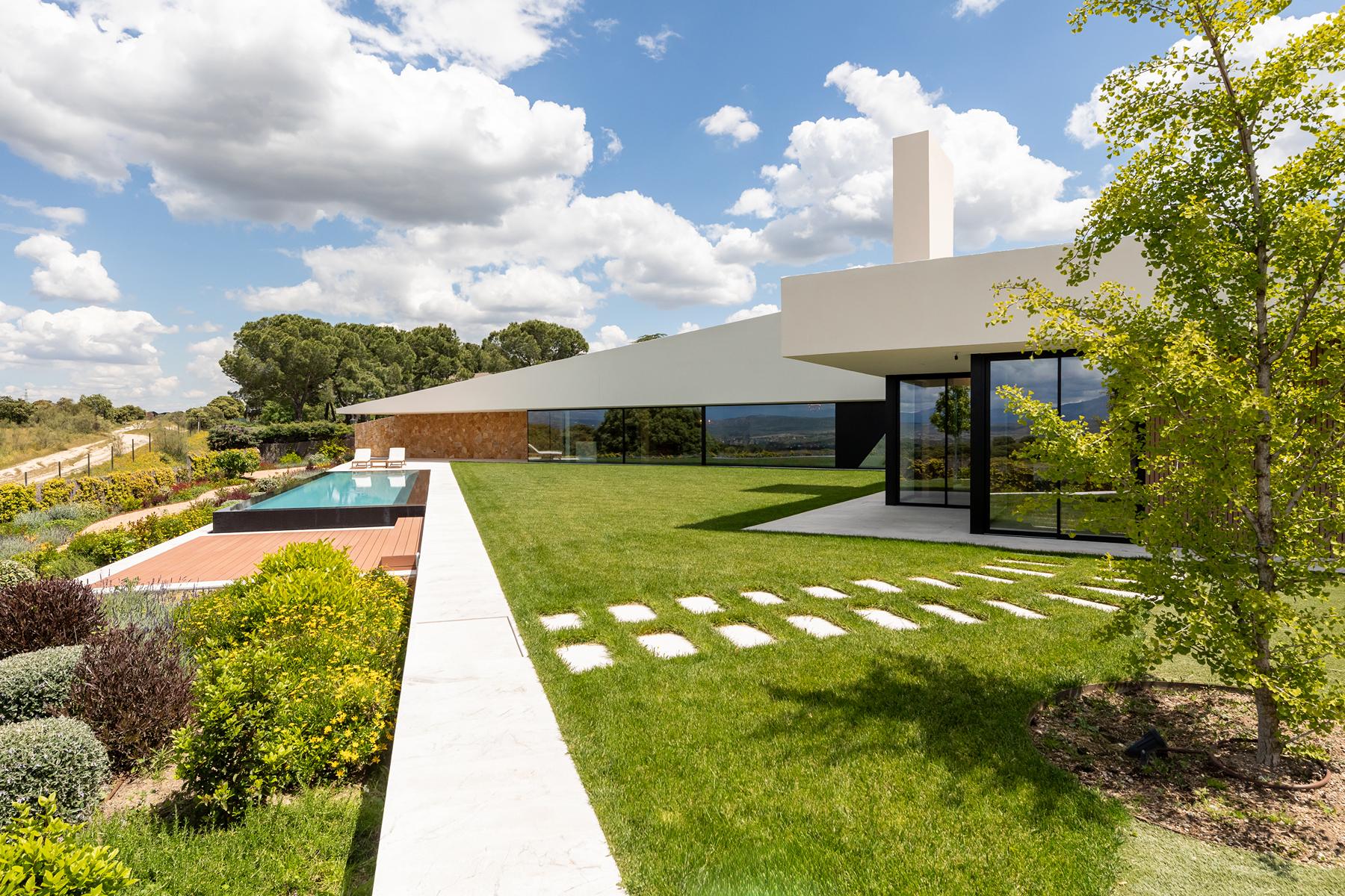 Vista exterior de Casa o xalet en venda en Boadilla del Monte amb Aire condicionat, Calefacció i Jardí privat