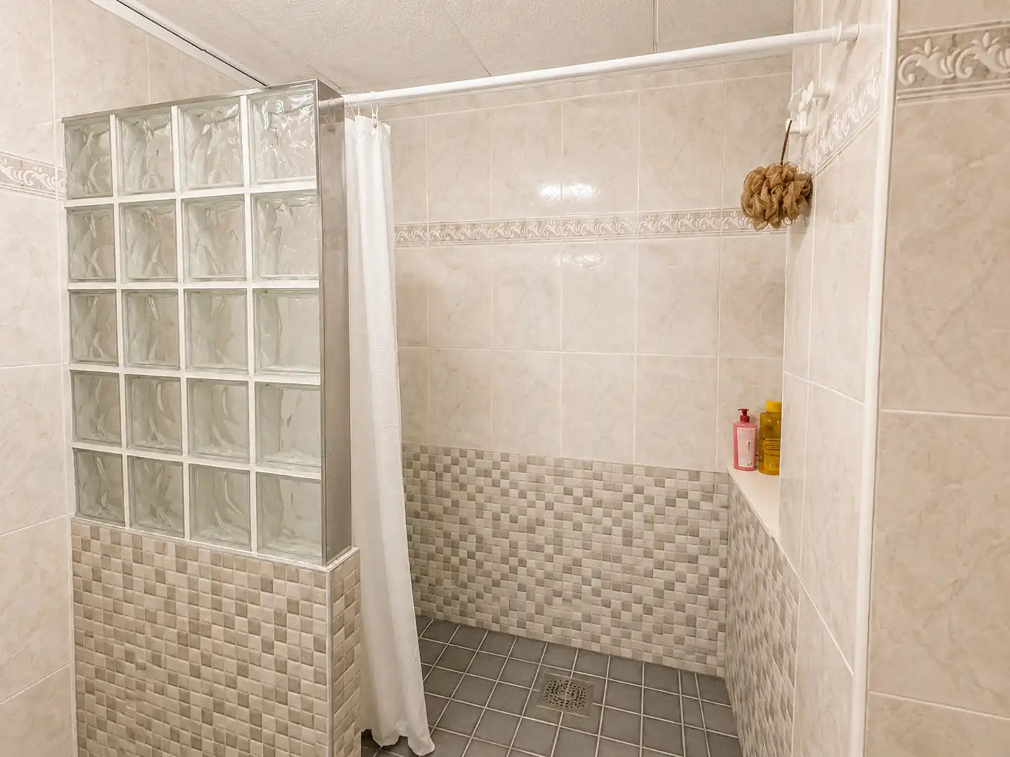 Baño de Piso en venta en Guardamar del Segura con Terraza y Amueblado