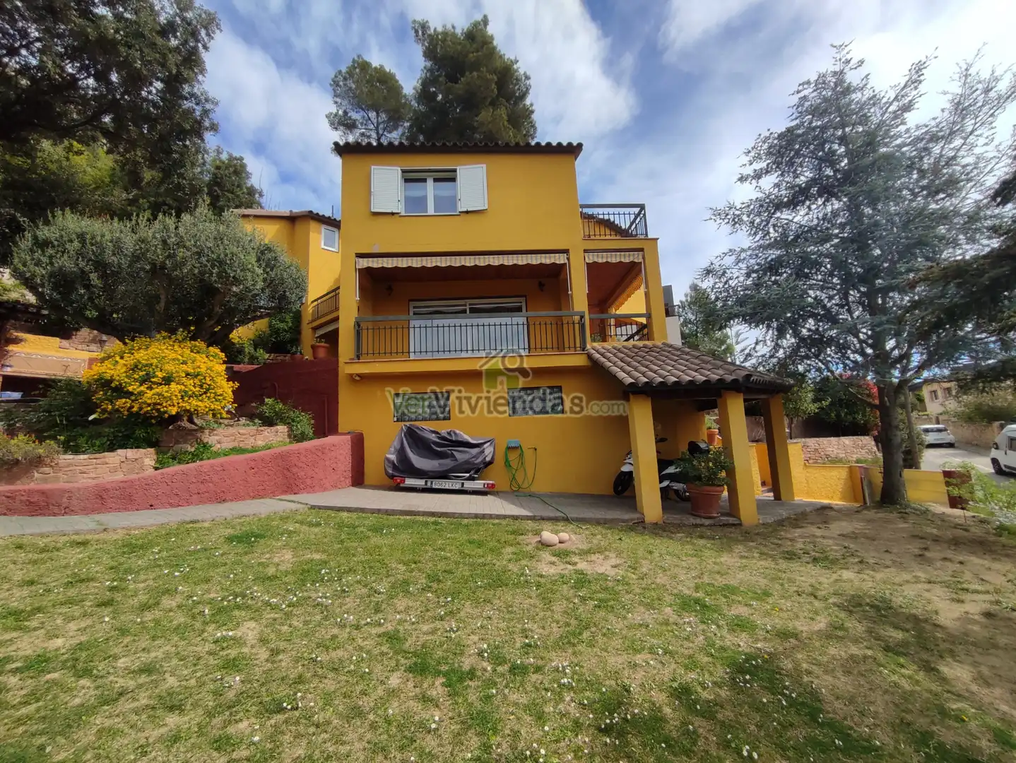 Vista exterior de Casa o xalet en venda en Pallejà amb Calefacció, Jardí privat i Parquet